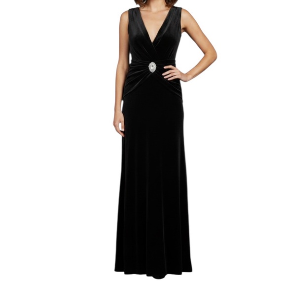 Jessica Howard EveningsBlack velvet halter neck dress with rhinestone detail - www.joarbit.com Jessica Howard EveningsBlack velvet halter neck dress with rhinestone detail - www.joarbit.com